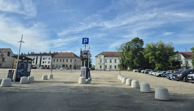 FOTO in VIDEO: Plačljivo parkirišče praktično prazno, pojavile so se tudi prve težave