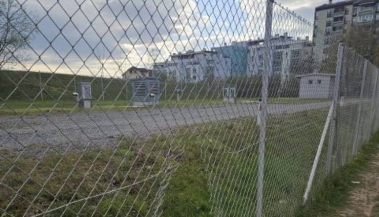 Nov športni park pred otvoritvijo odpira vprašanja: Luknja v ograji, prehod pa samo ponoči?