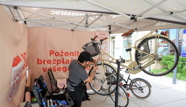 Kolesarji vabljeni na brezplačno popravljalnico pred kulturnim domom