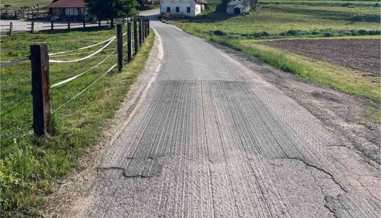 Prenovili bodo povsem dotrajano cesto, lokalne prebivalce čaka obvoz