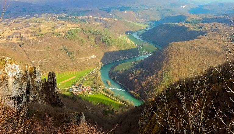 Na meji s Hrvaško tovornjak skupino odložil in zbežal meji: Našli štiri mrtve migrante in več ranjenih