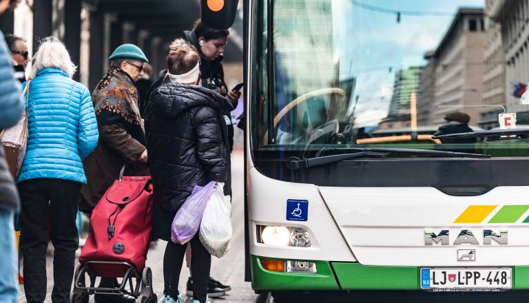 Avtobusi med pešci in stolpnicami: Vilharjeva nova prometna vroča točka?