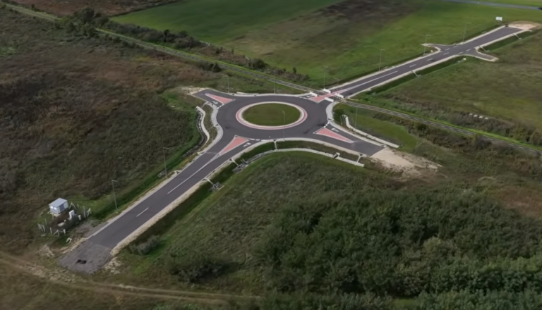 VIDEO: Kaj pa to? Le 50 kilometrov od Pomurja krožišče, ki ne vodi nikamor