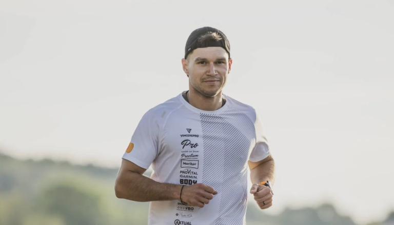 FOTO: Kdo je mladenič, ki te dni teče od Hodoša do Pirana? Ujeli smo ga na Goričkem 