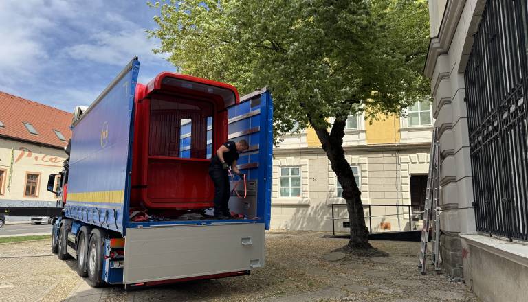 FOTO in VIDEO: Maribor dobil prenovljeni kiosk K67. Oblikovalska ikona znova oživela pred galerijo ...