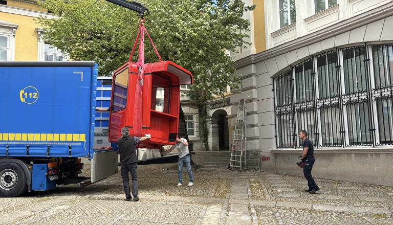 FOTO in VIDEO: Maribor dobil prenovljeni kiosk K67. Oblikovalska ikona bo znova oživela pred galerijo 
