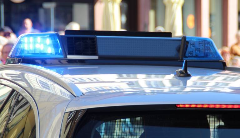 Pijan Slovenec v Umagu med vožnjo mahal s pištolo