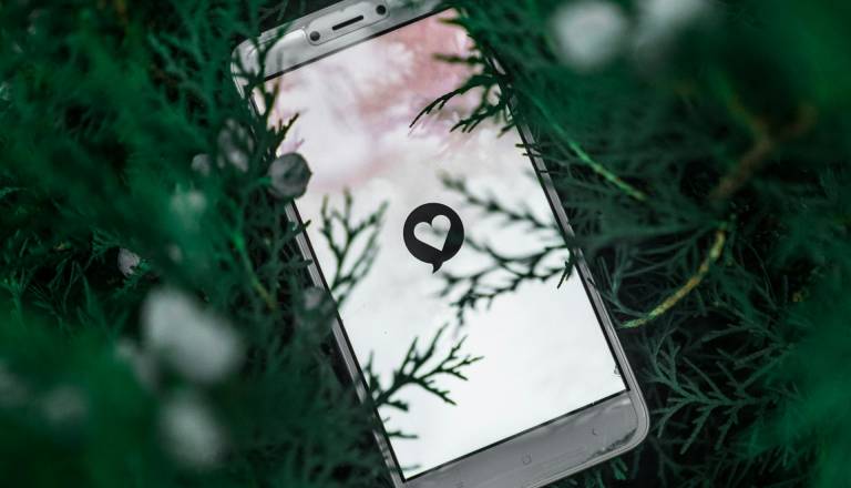 Znana Mariborčanka moškim na Tinderju pošilja jasen poziv