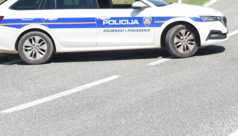 Šok v Umagu: Pijan Slovenec med vožnjo mahal s pištolo skozi okno