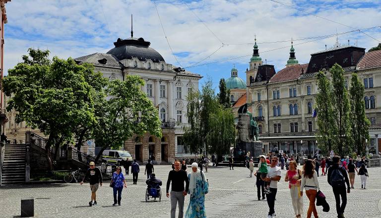Kam ta konec tedna? V Ljubljano prihajajo Jakov Jozinović, Oneida in festival ARTish
