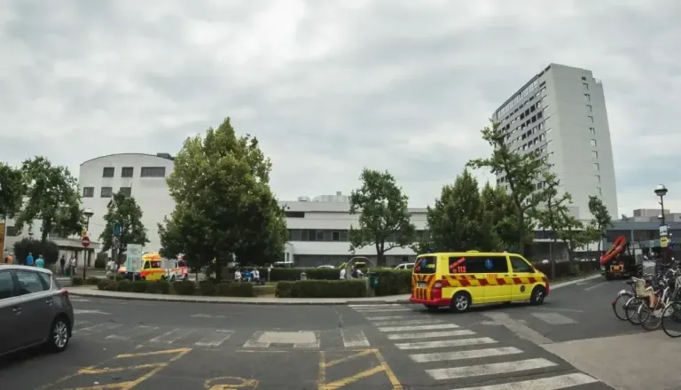 V UKC Maribor naj ne bi delovala klima: Ljudje omedlevajo, v operacijskih je skoraj 30 stopinj