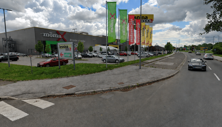 Drama na parkirišču v Mariboru: Mariborčan trdi, da so mu grozili s teleskopsko palico