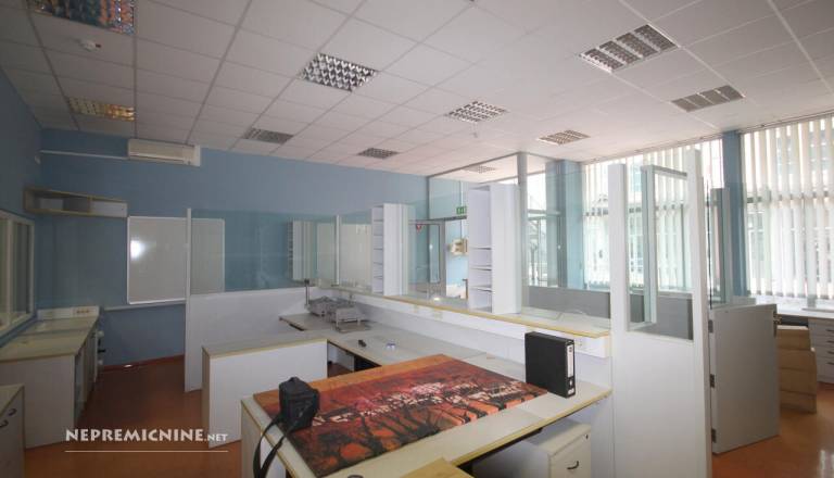 Za 'le' 83 tisoč evrov se prodajajo poslovni prostori ob meji. Blizu je naprodaj že marsikaj