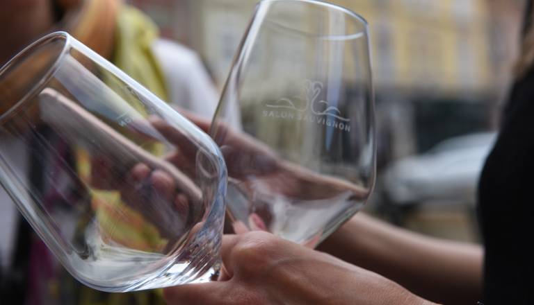 V Križanke prihaja vinski spektakel: Sauvignoni, Bratovž in Hatlak v enem večeru