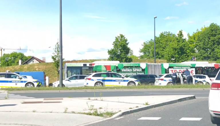 VIDEO: Nesreča na Zaloški cesti v Ljubljani, promet proti centru oviran