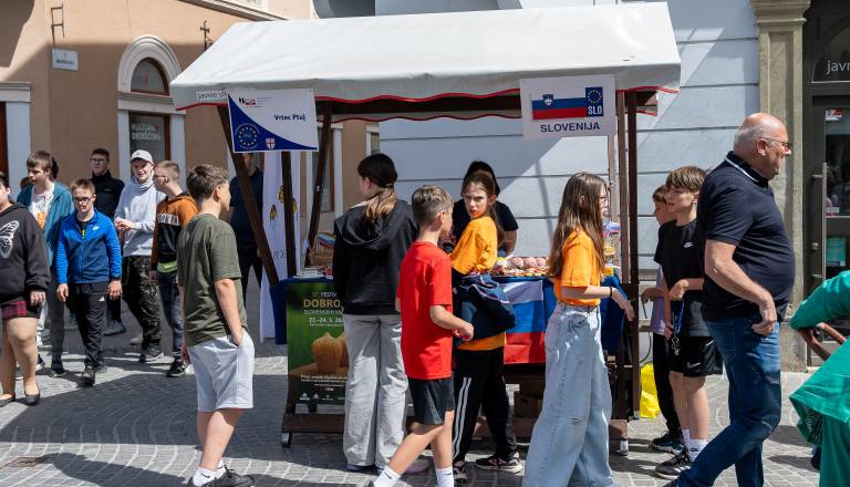 FOTO in VIDEO: Ptuj oživel ob predstavitvah držav Evropske unije, glasbi in kulinariki