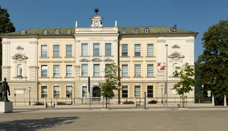 Drama na šoli v Kranju: Razlilo se je nevarna snov, evakuirali celo nadstropje