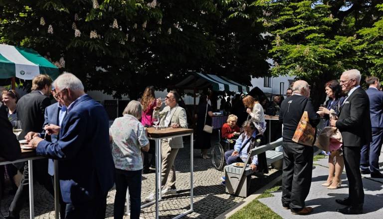 FOTO in VIDEO: Zakulisje praznika Ljubljane: Obložene mize, znani obrazi in šepetanja o ločenem druženju