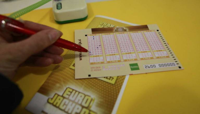 Nedaleč od Pomurja nekdo zadel visok dobitek: Preverite srečne številke