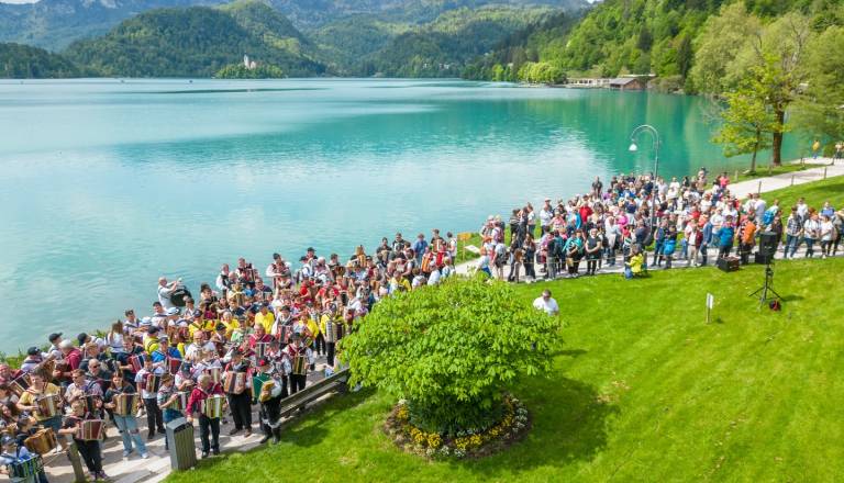 Veliki spektakel ob jezeru: Bled bo preplavilo več kot 400 harmonikarjev