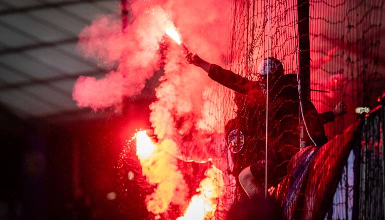 Večni derbi v kaosu: Tekmo v Ljudskem vrtu dokončno prekinile bakle