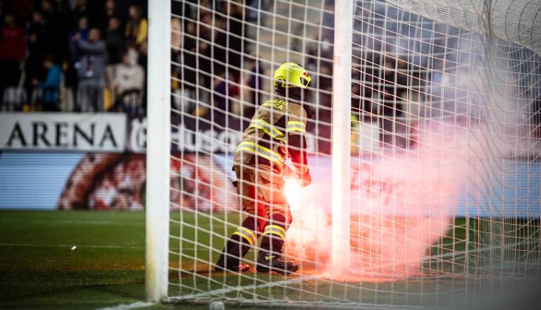 FOTO: Derbi v Ljudskem vrtu prekinjen: Na igrišče letele bakle, igralci zapustili zelenico