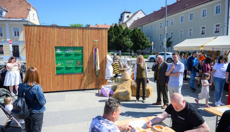 FOTO: Na mariborski tržnici danes brenči: Obiskovalci odkrivajo svet čebel in medu