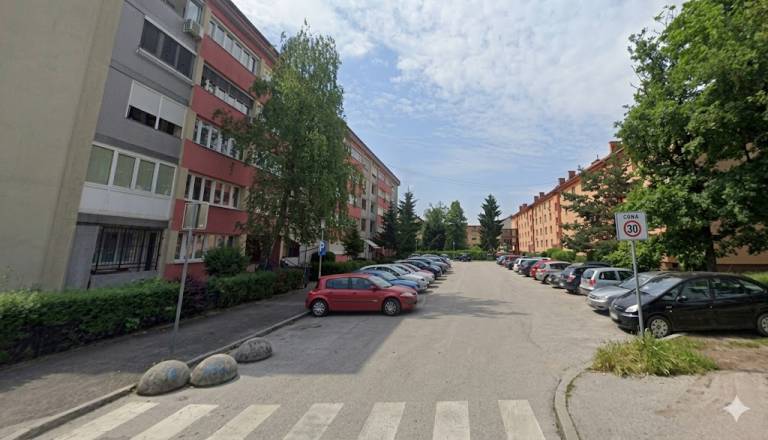 Mariborčan opozoril na parkirni režim pred svojim blokom: »Nekateri se celo odločajo za selitev«