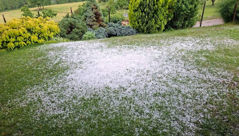 FOTO in VIDEO: Nevihte znova nad Slovenijo, ponekod že klesti toča