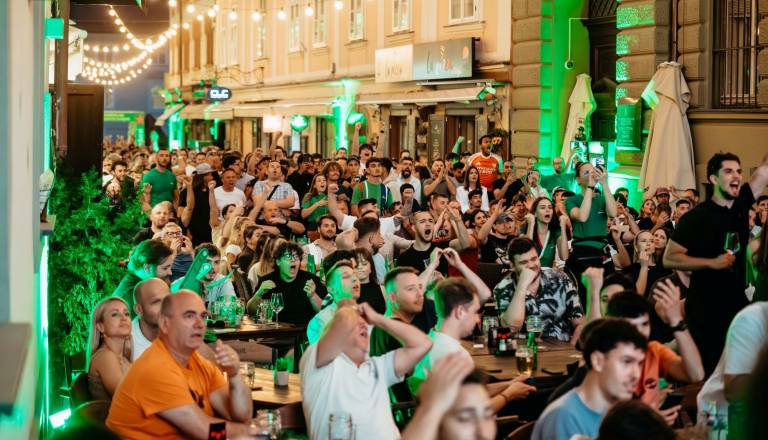 FOTO: Poštna ulica postala epicenter nogometnega slavja, tisoč navijačev si je ogledalo finale Lige prvakov