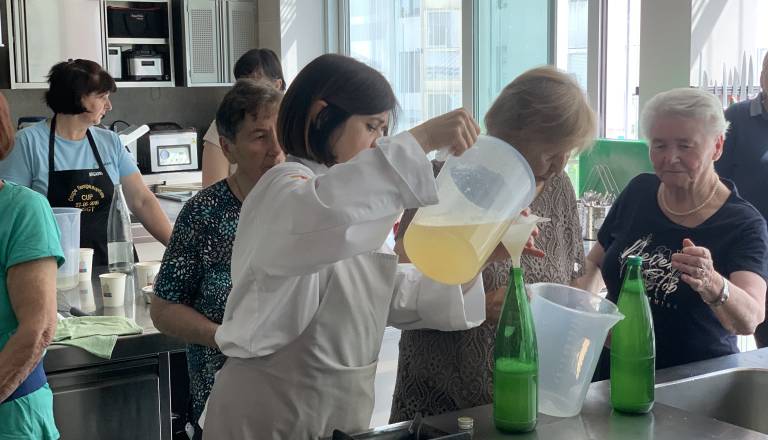 FOTO: Štiri ekipe mariborskih domov za starejše pripravile 34 steklenic bezgovega sirupa, imamo njihov recept