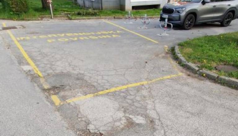 Poškodovana cesta ob gasilskem domu na Ptuju, občani zahtevajo ukrepanje