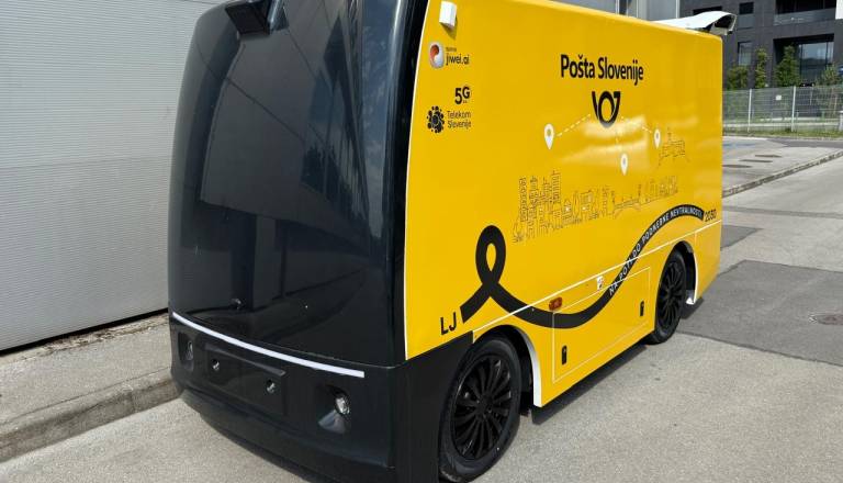 V Ljubljani testirajo prihodnost dostave: Po centru bo pakete vozil avtonomni robot