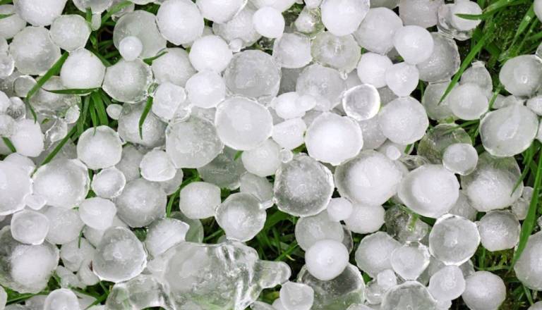 Vijolično opozorilo za Pomurje: Nevihte lahko prinesejo tudi točo