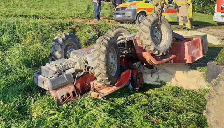 V Pomurju s traktorjem zapeljal v jarek, voznik utrpel hujše poškodbe