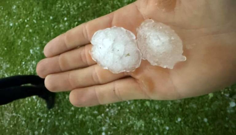 FOTO in VIDEO: Po državi že pada toča, radarji kažejo - neurje še zdaleč ni končano