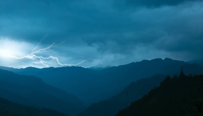 Meteorologi svarijo: Najhujše ure šele prihajajo, možna tudi debela toča
