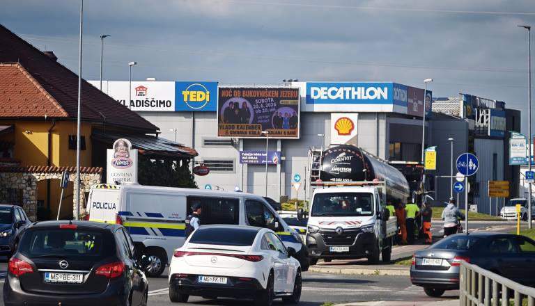 FOTO: V Murski Soboti kaos: Promet še vedno povsem ohromljen, na terenu policija