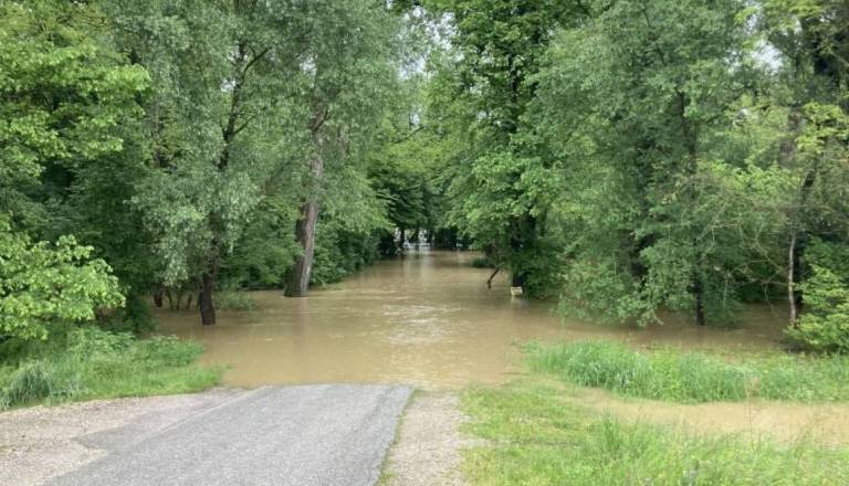 Prihaja izrazita hladna fronta z burnim vremenskim dogajanjem! Možni močni nalivi, veter, toča in poplave