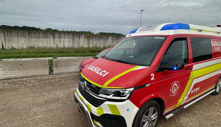 Nevarna snov iz bioplinarne iztekala na cestišče v Ormožu, posredovali gasilci