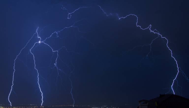 Dramatično opozorilo meteorologov: nevihtni sistem hitro proti osrednji Sloveniji