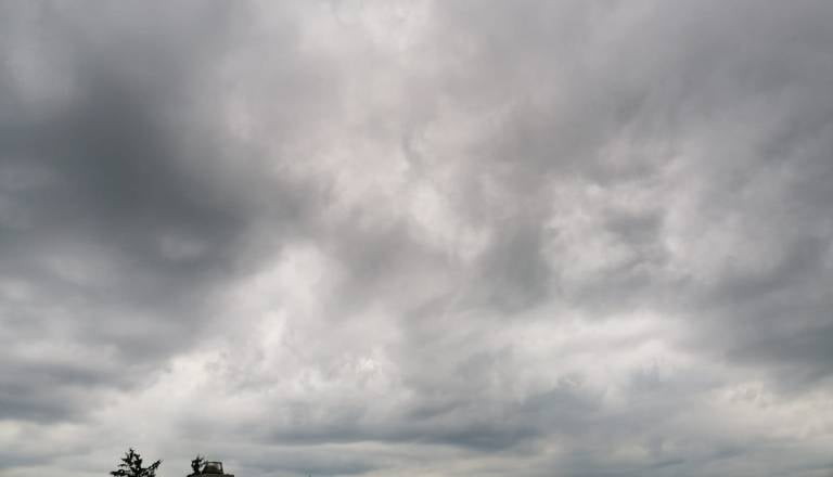 Nevihtno dogajanje zajelo Slovenijo in se seli proti vzhodu, izdano vijolično opozorilo