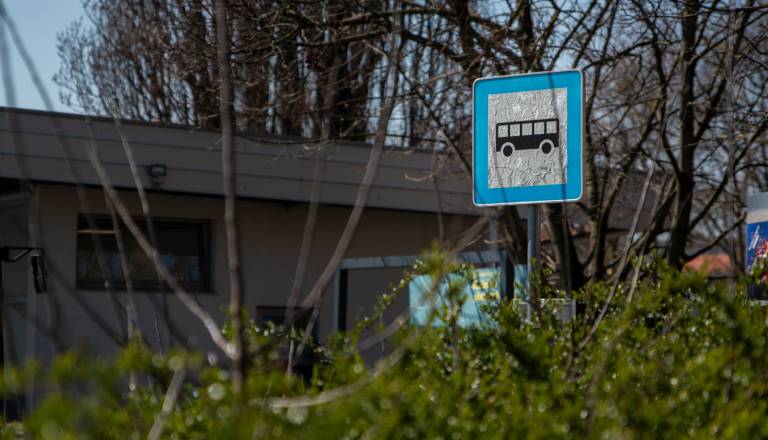 Otroci na dežju in mrazu čakajo avtobus, svetnica zahteva ureditev postajališča na Selski cesti