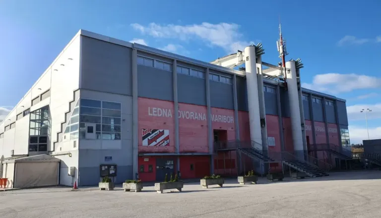 Bo ta prepoznaven športni objekt dobil novo barvo? Mariborčan bi obledelo rdečo zamenjal s hladno modro