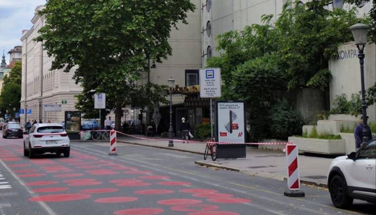 FOTO: Miklošičeva se prilagaja novemu prometnemu režimu, umaknili so se avtobusi 