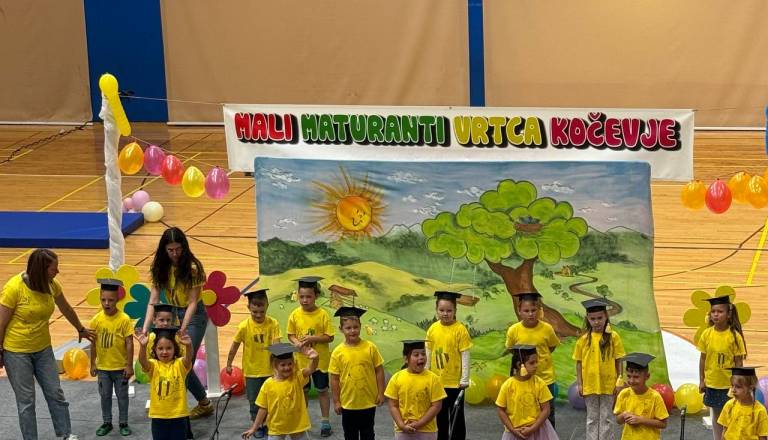 FOTO in VIDEO: Več kot 100 malih maturantov pomahalo v slovo