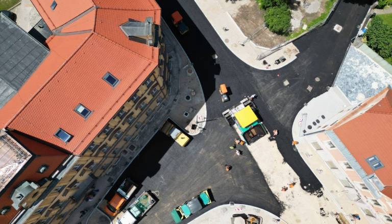 Rekonstrukcija križišča pri Upravni enoti Ptuj v fazi asfaltiranja