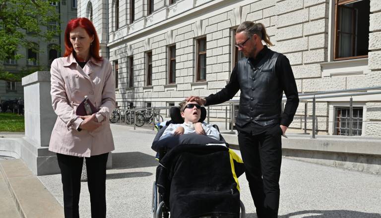 Družina Peterka z UKC Ljubljana sklenila sodno poravnavo