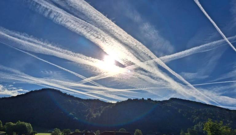 Kaj v resnici pomenijo bele sledi za letali? Meteorologi zavračajo teorije zarote