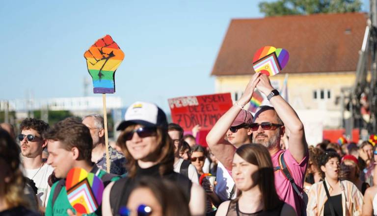 FOTO in VIDEO: Ljubljana v znamenju Parade ponosa, osrednji dogodek povorka po mestnih ulicah